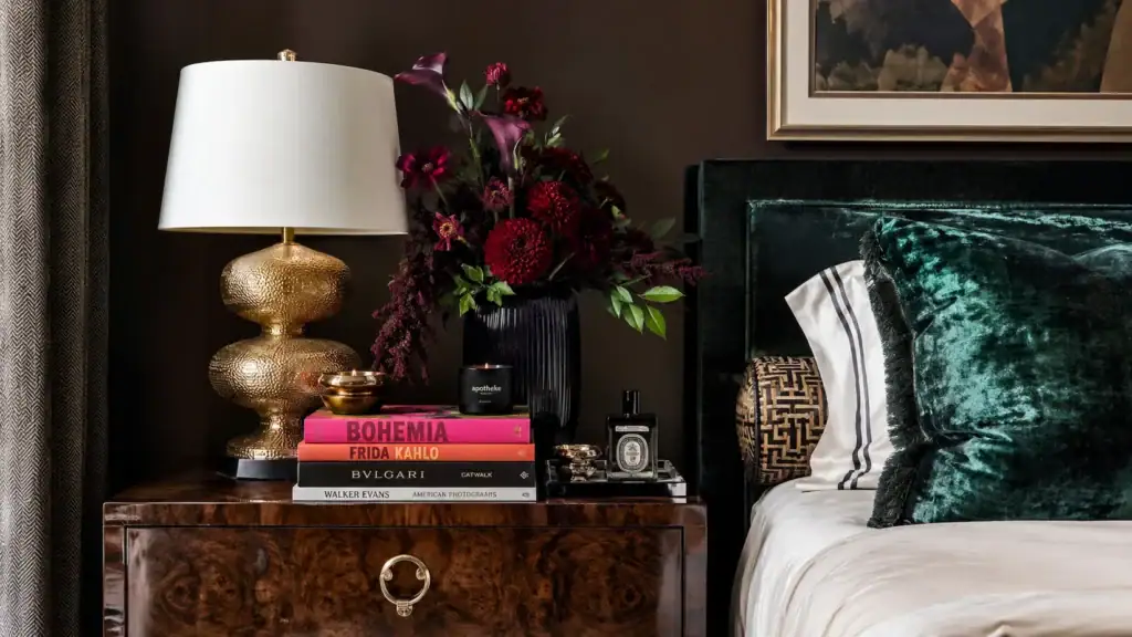 Luxurious bedroom vignette with greenery Luxurious bedroom-vignette
